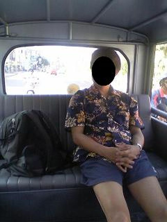 プーケットの簡易タクシーのような乗り物トゥクトゥクです。<br />昔は3輪自動車の後ろに客席があったような気がしますが、今は軽トラの後ろが前後のシートになっていて、リムジンのような広さです。<br />窓の手すりにクッション付カバーがしてあったりして、本当に高級感たっぷり。<br />値段は本来交渉性ですが、定価リストをつんだ車もありました。<br />英語（タイ語）が苦手で交渉がイヤという人には定価がありがたいシステムですが、東南アジアで値段交渉するのが大好きな私には、さびしい限り。