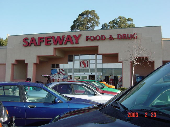 アメリカの西側に比較的多いスーパー「SAFWAY」です。店内も綺麗で品揃えもなかなかですぞよ☆