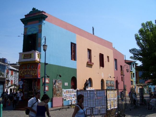 カミニート<br />ボカ地区にある芸術通り。通りに面した家々の壁や屋根は原色を使って大胆に塗り分けられ華やかな雰囲気が漂っている。<br />また、週末には芸術家たちが自分の絵画やオブジェを持って集まりちょっとした美術館のようになっている。