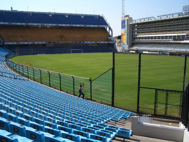 ボカジュニアスタジアム<br />かつてあのマラドーナが所属していたチームでアルゼンチンでも１番の人気を誇るチーム。<br />残念ながら試合は見れなかったが試合のない日はスタジアムを見学することができる。<br />ちなみにボカジュニアのライバルチーム、リバープレートの試合は見てきました。