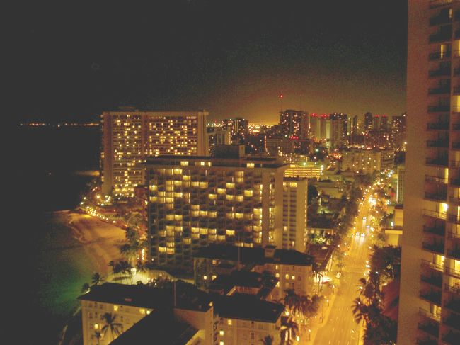 ハワイの夜景、　町を歩いてたら、綺麗な金髪の女性がにっこり(*^_^*)、、ダメだめ、まっちは誘惑に乗りませぬぞ、、、。