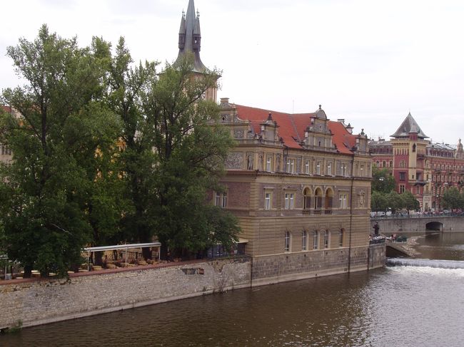 ☆プラハカレル橋<br />ヴルタヴァ川(モルダヴ)河畔に建つ『スメタナ博物館』<br />