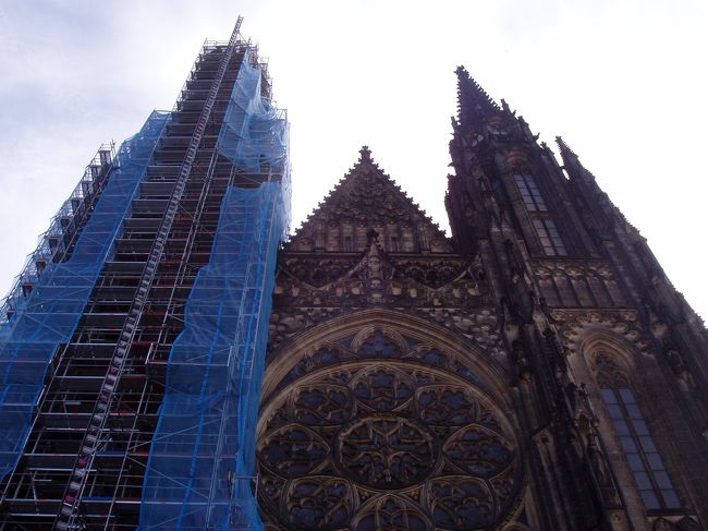 ☆プラハ<br />プラハ城内の聖ヴィート教会・塔の高さ96.5ｍ<br />工事中でした。<br />