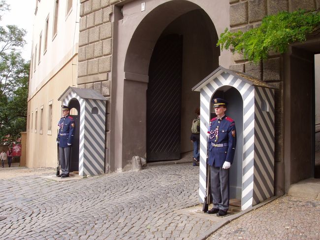 ☆プラハ<br />プラハ城の衛兵<br />クレーグ・トーマスの『闇の奥へ(THE BEAR’S TEARS)』でパトリック・ハイドが旧ソ連時代のプラハ城に侵入し逃げ回る場面を思い出しました。<br />