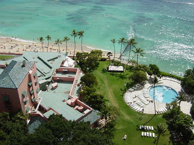 部屋から下を撮ってみたのがこの写真・・・。隣のHotelのプールが・・・。