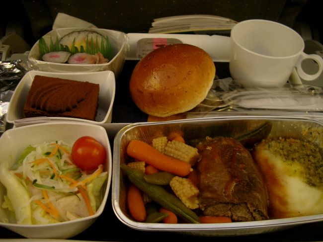 ２度目の海外、今回は時差−８時間の中欧６都市をめぐる（気分的には宿泊する５都市）をめぐる旅だ。<br />今回の同行者Ａが羨ましい家庭環境で、海外旅行は最低でも１年に１回は行く旅慣れさんだったこと、それから添乗員付きの旅行だったことで気持ちは楽だ。<br />朝さえちゃんと起きれれば大丈夫！だけど、これも時差の影響で意外と楽にクリア♪<br /><br />飛行機はルフトハンザで、まー長かった！<br />お隣がどうやらイタリア行きの添乗員さんだったらしく、搭乗20分くらいで化粧を全部落とし、寝に入っていたのはかっこよかった<br />途中からちょこちょことお話させてもらっていたんだけど、私の持っていった「指差し会話帳　チェコ語」がとても気になったみたいだった<br />「いいわねぇーこれねぇー」って<br />英語の助けもしてくれてとっても助かった　ありがとうございます<br /><br />機内食はあいかわらずまぁまぁ<br />パンとケーキはうまかったと思う<br />あと、キャットフィッシュ（＝なまず）も白身魚のようでおいしかった