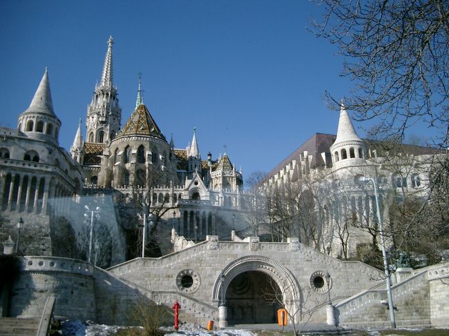 旅行はバスツアーでまわった<br />まずはブダ王宮<br />坂道をどんどん昇っていく<br /><br />壁が白くてきれいだー