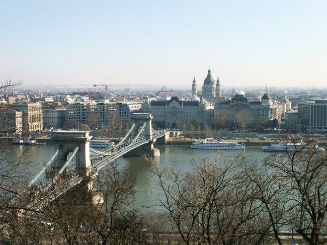 ガイドさんは30くらいの日本人の方で、てきぱきと話をすすめていく<br />色々聞いたんだけど、一番印象に残ったのが<br /><br />「こんないい天気、ほんっとー！に珍しいですよっ！！」<br /><br />多分誰よりも感動していた<br />でも、ほんとそのとおりでこのまま絵葉書にできるわーってくらい遠くの建物までくっきり見えた<br />この写真はドナウ川とくさり橋、それから聖イシュトバーン大聖堂が見える<br /><br />高いとこ大好きなのでぼーっと見ていたかったもののガイドさんは待ってくれなかった<br />しょぼんである