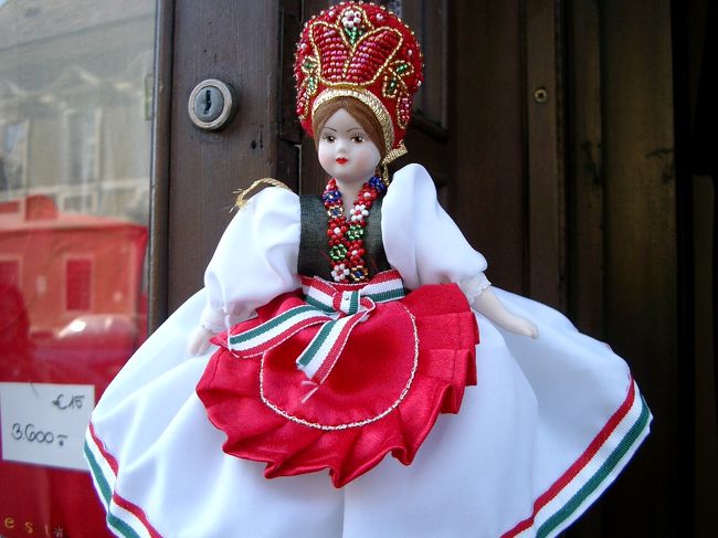 すぎー（添乗員さん）に「周り見てきていいか」と聞いたらＯＫが出たので、近くを探検<br /><br />リカちゃん人形ハンガリー版？