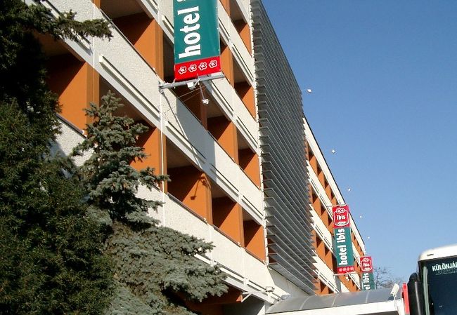 １日目はホテルについて終了。<br /><br />口コミに乗せられるほど、自分の判断に自信がないので、こっそり感想を載せると<br />やっすいホテルであるといった感じ<br />普通に過ごす分には問題ないけど、市街地から結構離れていたことはキツかった。一応目の前に大型ショッピングモール的なものもあるけど、21時とかまでだったと思う。ついでに冷蔵庫とかアメニティはない。バスタブはあった。<br />いいところは、ベランダがついているので朝さわやかに歯磨きとかできること。地下鉄の駅が目の前。