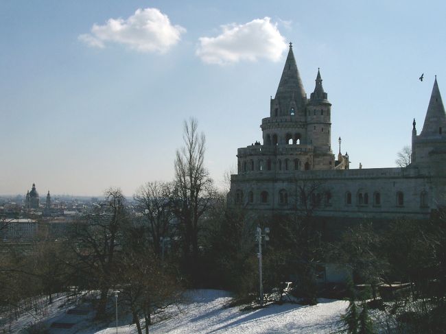 王宮敷地内にあるヒルトンホテル？かなんかの路地を入ったところ。<br />漁夫の砦が横から見える。<br /><br />団体旅行は大変。<br />待ち時間を利用してひたすらぐるぐるしてた。