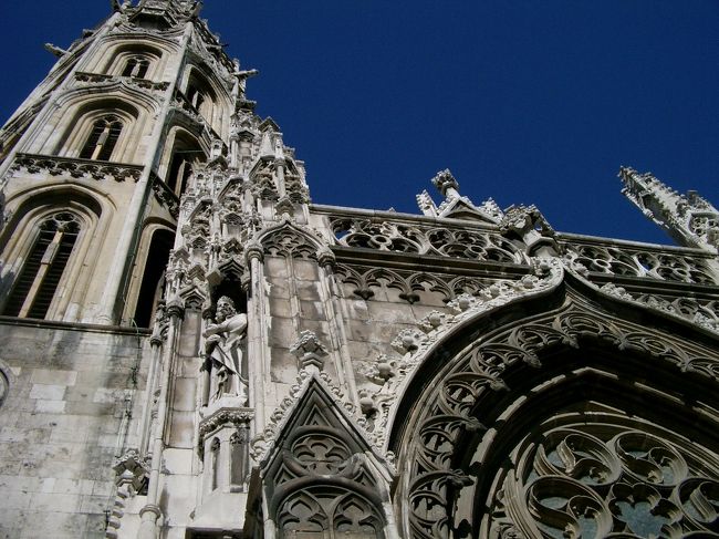 マーチャーシ教会。入り口が工事中だったので、見上げてみた。<br />本当にいい天気だったので、白い壁が良く映えてキレイ。