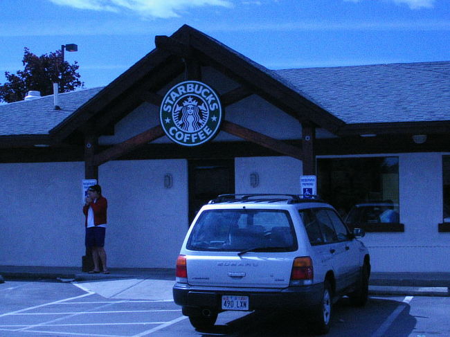 MotelのそばにちょっとかわいいSTARBUCKS発見！！一軒家でウッディーなのだ。