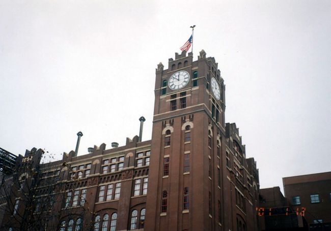 アンバイザーブッシュの本社工場。バドワイザーで有名な会社です。工場見学後、ビールが飲めます。出来立てはやっぱ違うね。と思いました。ダウンタウンからバスで１５分程です。