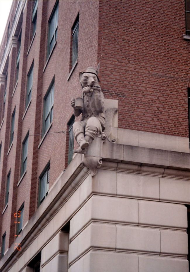 同じくバドワイザーの工場の建物の角に座っていた、熊（？）の像です。商品をおいしく作っているかどうか見張っているそうです。