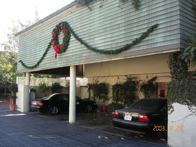 クリスマスデコレーションは、新年になるまでそのまま。