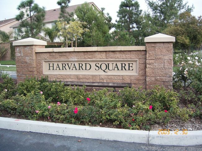 ずらーっと並ぶ似たような大きな家と、不自然な程キレイに区画整理された道路。そのせいで道に迷いかけたが、こういった区画表示があったので何とか滞在先に戻れた。