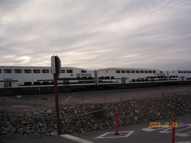 電車。やたらと車両が長いので、遮断機が上がるまでに時間がかかった。5分以上待ったと思う。