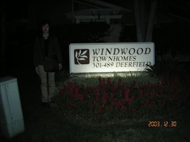 ホストファミリーが戻ってこないので家に入ることができず、暗かったが近所を散歩した。孫の帰りを待っているおじいさんがいたので、写真を撮ってもらった。