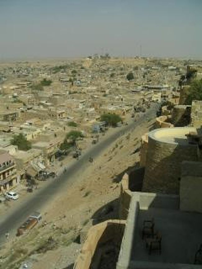 宿の屋上から見下ろす町の様子。