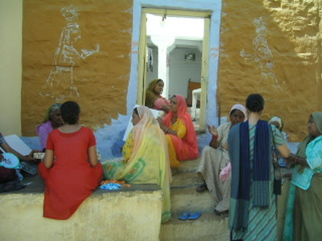 井戸端会議中の女の人たち。ラジャスターンの女性のサリーは本当にカラフルでキレイ。