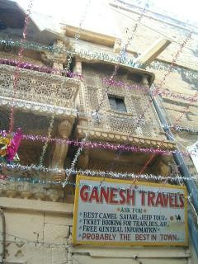 一泊二日のキャメルサファリを申し込む。<br />一日375ルピー。<br />帰ってきた夜はこの上にあるメゾネットのような面白い部屋に泊まった。