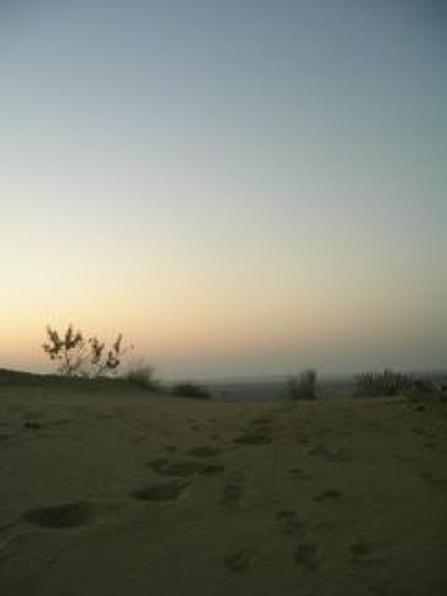 満天の星空の下で眠る。<br />すっごく気持ち良かった。<br />未明、月が昇ってくる。<br />そして夜明け。