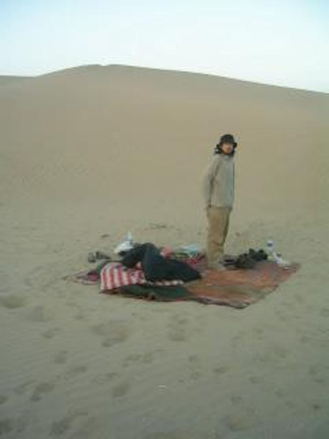 寝床はこんな感じ。<br />カラフルな布団を与えられ、その上で寝袋を使って眠った。