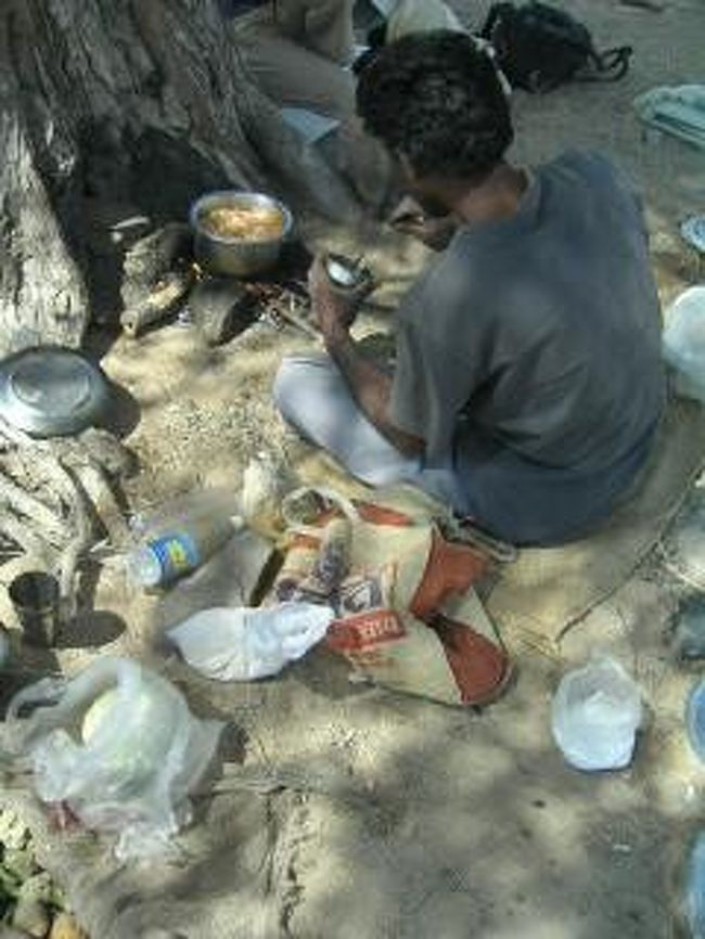 ベテランと若いのと二人のキャメルドライバーが同行。ご飯を作ってくれる。1時間以上かけてのんびり。彼はとても丁寧に作ってくれてすごく質素だけどすごく美味しかった。