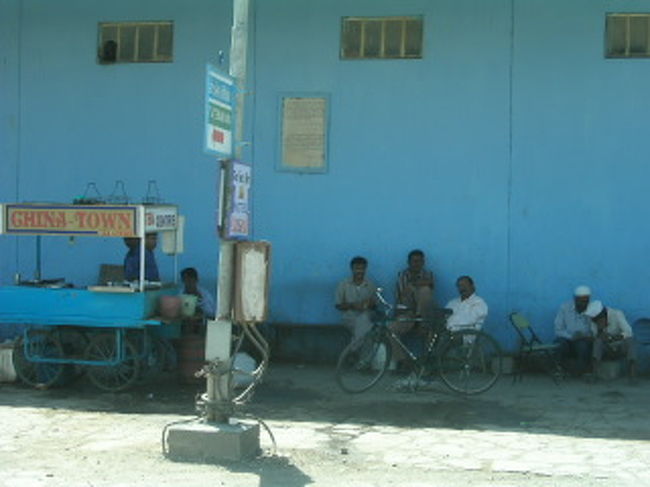 とてものどかな町。日陰で休憩する人々。<br />午後1時から4時はほとんどの店が閉まる。