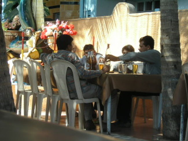 朝からお酒を飲むインド人たち。