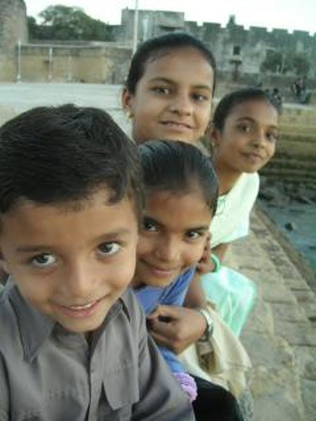 日曜の夕方、数家族で夕日を眺めに来ていた。<br />子供たちが寄ってくるので写真を撮ると、お礼に（？）スナックを分けてくれた。