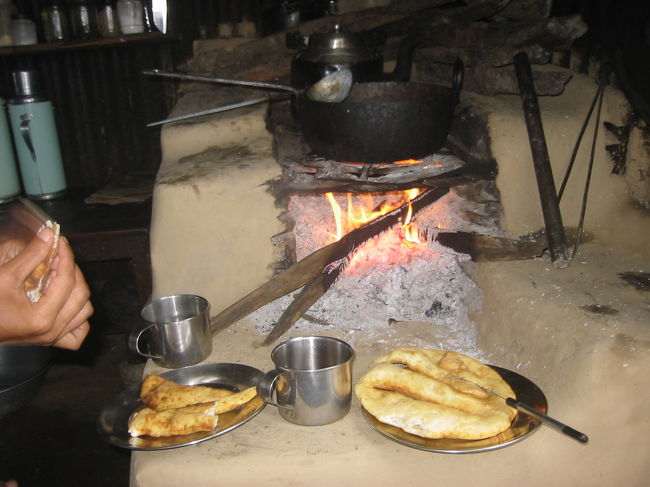 ナン。粉を水にとかして作ってた。紅茶との相性がよかった。