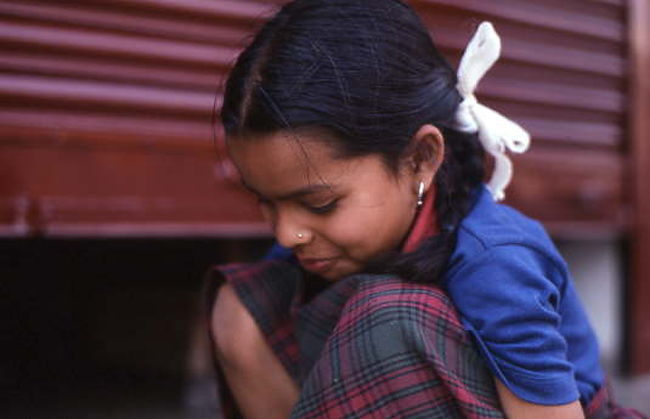 ポカラ郊外で<br />カメラを向けたら、照れちゃった。