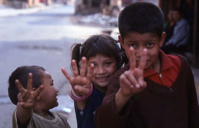 ポカラ郊外で<br />やんちゃなヤツら。