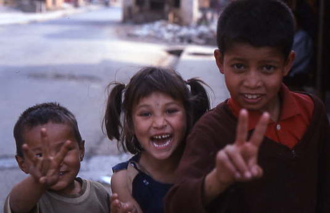 ポカラ郊外で<br />笑うと憎めない〜。