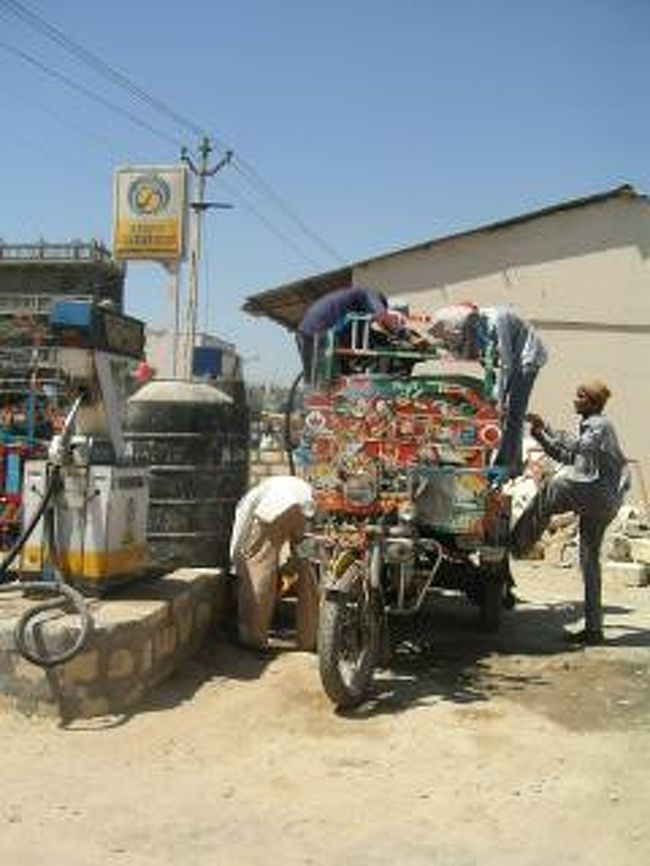 ガソリンスタンドで。<br />庶民の足。