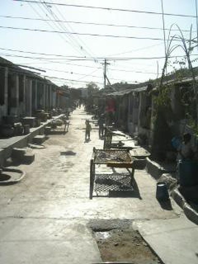 日差しが強い...<br />漁村の一角。