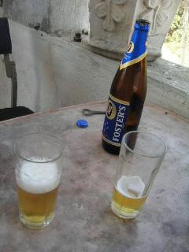 暑い午後。冷た〜いビールでのどを潤す。<br />酒が安いこの島でビールは35ルピー程度。