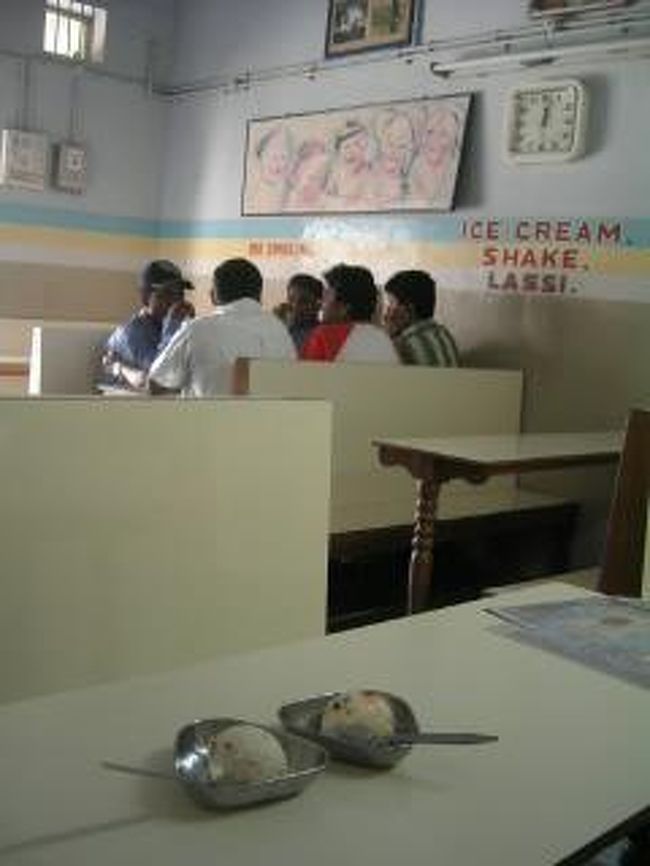 食べ物のレポートを期待してる友よ、ゴメン。<br />新鮮な魚の捕れるこの島ではシーフードを楽しみすぎて写真に収める余裕がありませんでした。<br />アイスクリーム屋で。