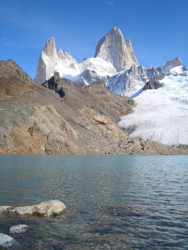 フィッツロイ山<br />広大なパンパの向こうに現れる鋭利な岩山群の中でもひときわ高くそびえるのが主峰フィッツロイ山(３４０５ｍ)である。<br />その美しいシルエットと迫力には圧巻！