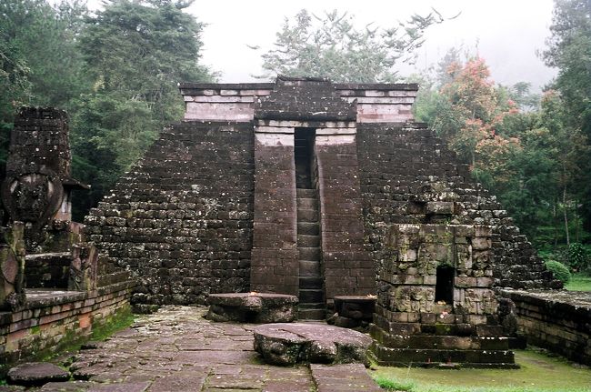 ジョグジャ・・・?（ソロ郊外のスクー、チュト寺院）』ソロ