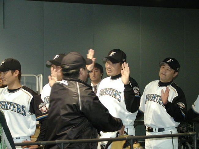 札幌開幕戦：恒例の「監督・コーチ＆選手」のお出迎え．．「ハイタッチ」