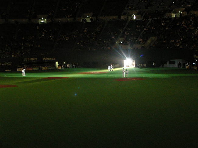 選手紹介は「光の中」から！登場！