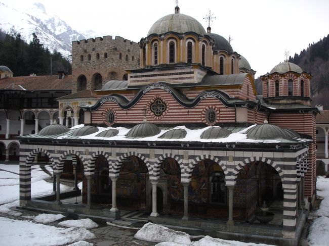 リラの修道院。人気もなく秘境と呼ばれるのにふさわしい場所。ブラゴエフグラッドからリラ村へ。バスを乗り換えてやっと到着したリラの修道院。バスの乗客は修道院の思い思いの部屋へ入っていった。途中で降りていった人もレストランやガソリンスタンドで働く人たちだ。