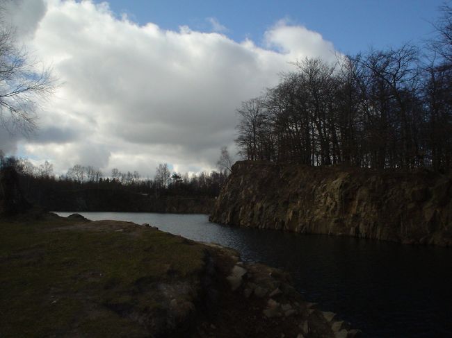 ３週間前までは完全に凍っていた池が完全にとけています。この時期の気候の変化を象徴します。（写真暗いです）