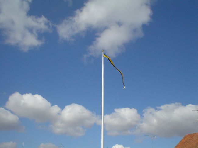 休みの日には国旗を揚げる。