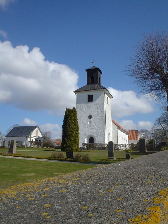 Harlosaの教会。これくらいの方が何となく馴染みます。