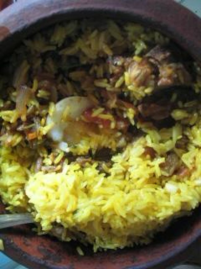 南インドの料理は美味しい美味しいと聞いていたものの、南味のミールス（定食）はイマイチ好みと違い、残念がっていたものの...<br />ほかのものはすごく美味しい！！！<br />これはチキンビルヤーニ。卵も入ってる。<br />南インドはスパイスが豊富。クローブ、カルダモン、スターアニス、パクチーほか野菜はもちろん、干しぶどうなど口の中にさまざまな味が広がって...こんなハーモニーは初めて。感動。<br />ちなみに55ルピー。140円ほど。