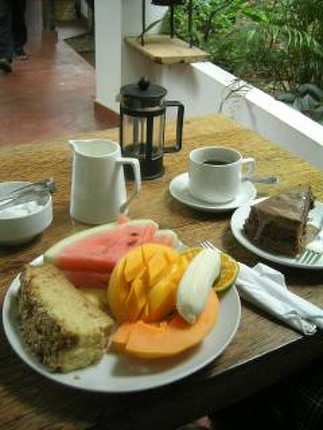 フルーツとコーヒーケーキのブレックファストセットとチョコレートケーキ。ケーキにはコンデンスミルクとチョコレートを混ぜたと思われるソースがかかっていて...美味。コーヒーももちろん美味しい。<br />ランチはスープとサンドイッチの組み合わせ。<br />一日に２回行く日もあったほど。<br />と、いうより、宿とこことネット屋の往復の日々<br />...南国の空気がそうさせるのだぁ〜。